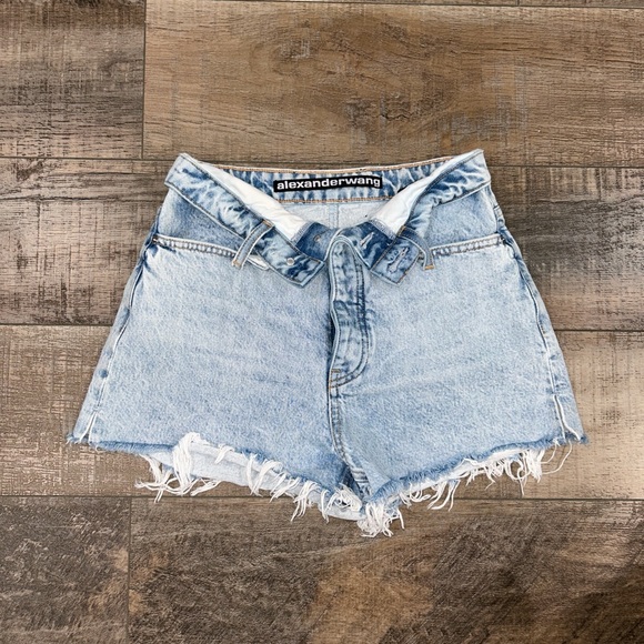 Alexander Wang bite flip shorts in pebble bleach - Picture 2 of 4